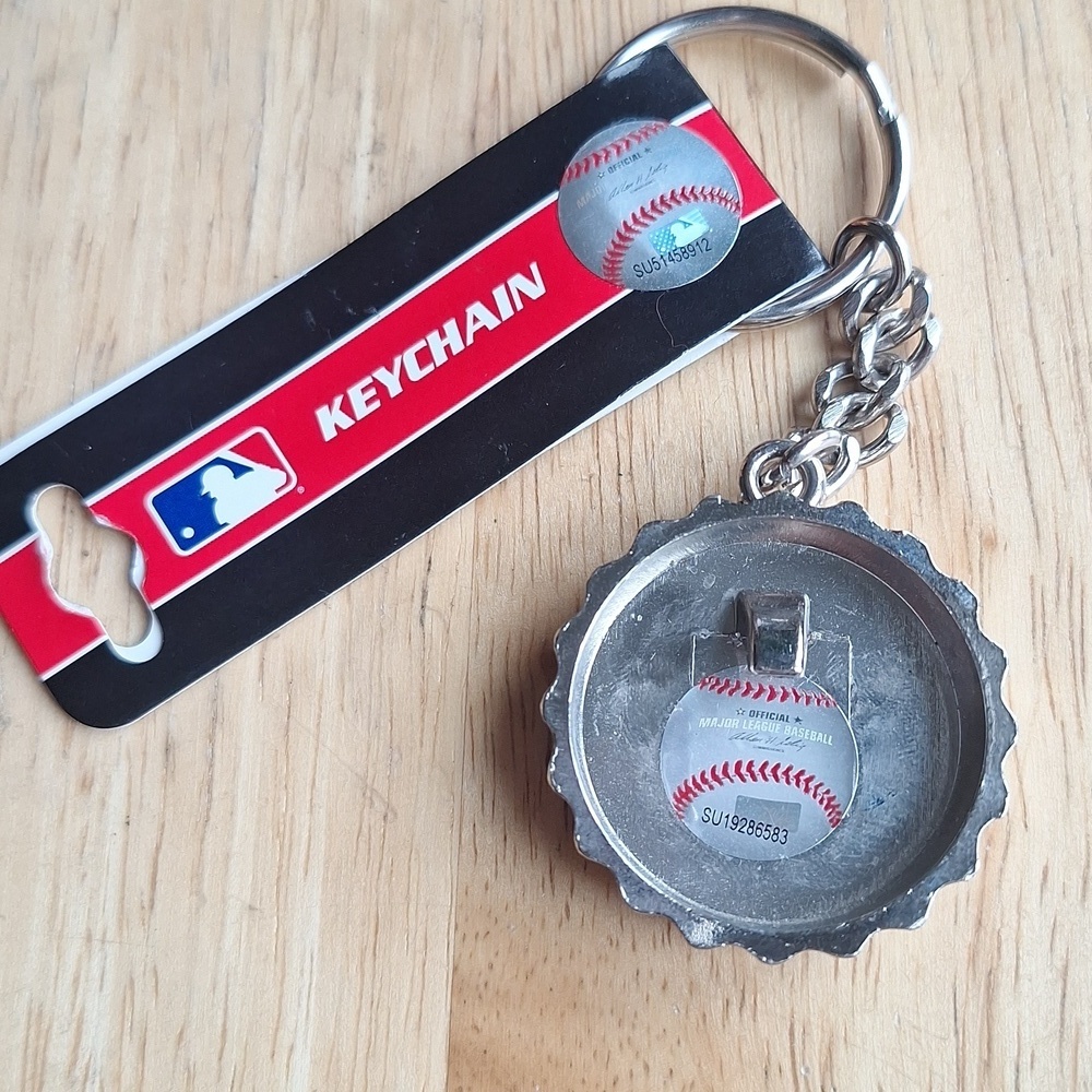MLB Baltimore Orioles Bottle Cap Keychain - Picture 2 of 3